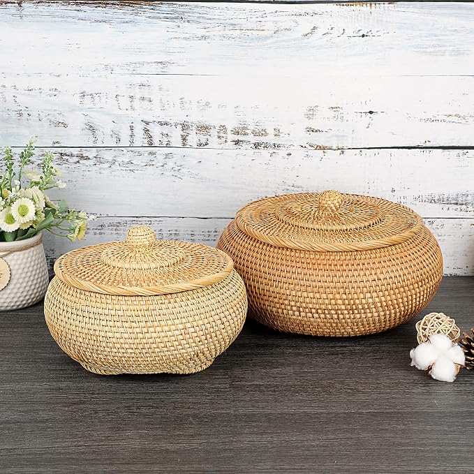 Hipiwe Round Rattan Basket Box with Lid Hand-Woven Wicker Basket Bin Tray Multi-Purpose Picnic Food Bread Storage Basket Decorative Box for Home Bathroom Shelf Organizing, Small